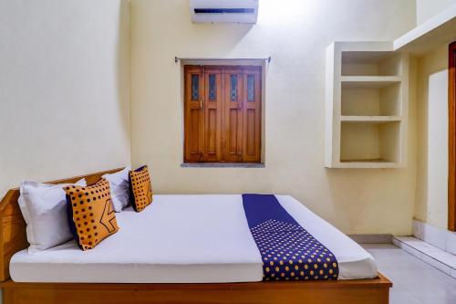 a bedroom with a bed in a room at Hotel O Shivaye Rest House in Deoghar