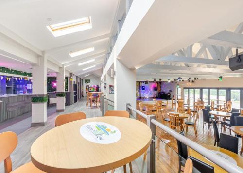 Un restaurante con mesas y sillas y una cafetería. en Beacon Fell View, en Longridge