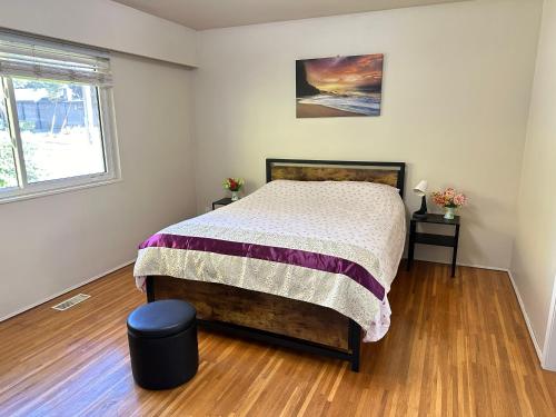 Una cama o camas en una habitación de Monthly stay upper floor suite with Garden view near SFU & Skytrain