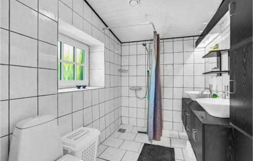 Un baño de 5 Bedroom Nice Home In Toftlund