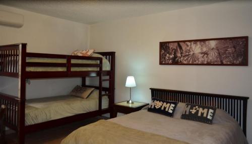 เตียงในห้องที่ Casa Almendro