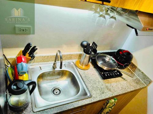Η κουζίνα ή μικρή κουζίνα στο Sarinas Place Mesavirre Garden Residences