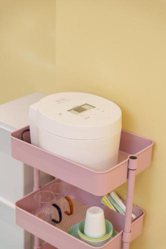 a sewing machine sitting on top of a shelf at 寅ホテル 御徒町 TORA HOTEL Okachimachi in Tokyo