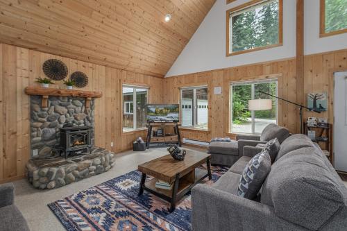 Χώρος καθιστικού στο Pine River Retreat home