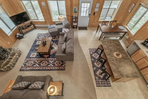 Χώρος καθιστικού στο Pine River Retreat home