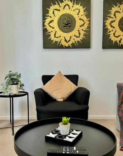 Χώρος καθιστικού στο Nest on Bourke☆SPA☆LARGE 60SQM!!☆Chinatown☆Free tram☆