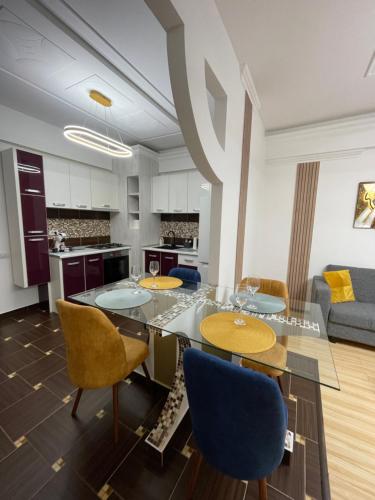a dining room and living room with a table and chairs at MilitariResidence Luxury 54 in Roşu