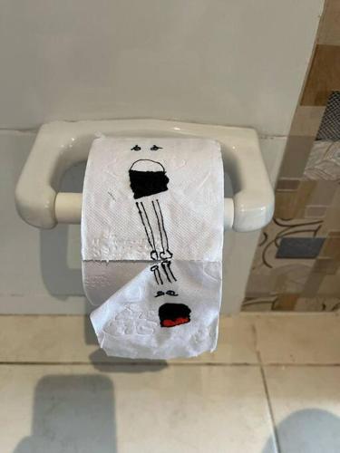 a toilet with a paper with a face on it at Espacio completo ideal para hospedaje familiar, cómodo y grande in Chía