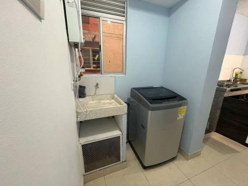 a small kitchen with a trash can and a sink at Espacio completo ideal para hospedaje familiar, cómodo y grande in Chía
