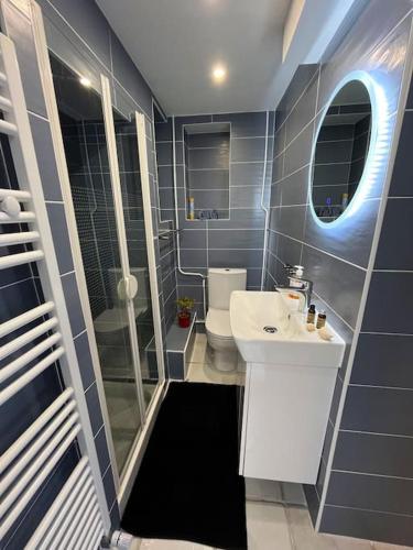 une salle de bain avec un lavabo, une douche et des toilettes dans l'établissement La Passerelle - Terrace and balcony with sea view, à Luc-sur-Mer