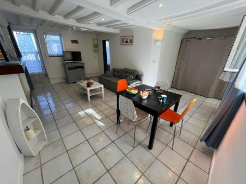 un salon avec une table et un canapé dans l'établissement La Passerelle - Terrace and balcony with sea view, à Luc-sur-Mer