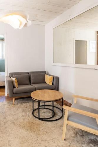 un salon avec un canapé et une table dans l'établissement Maison au coeur du Croisic idéalement placée !, au Croisic