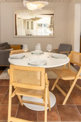 - un salon avec une table et des chaises dans l'établissement Maison au coeur du Croisic idéalement placée !, au Croisic