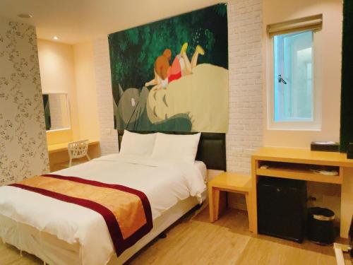 a bedroom with a bed and a painting on the wall at 星月小築 in Shui-wei