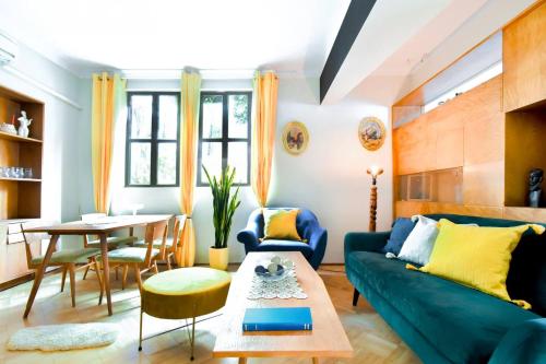 Creative 70s-Inspired Stay Center Parking