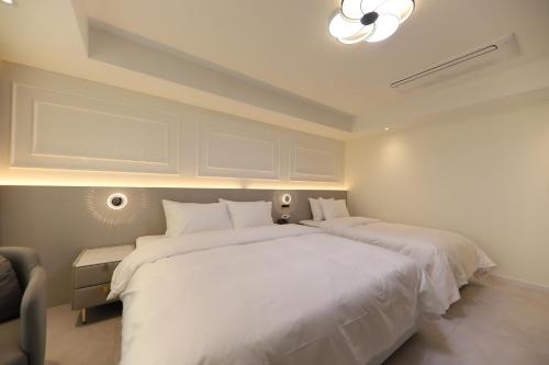 Postel nebo postele na pokoji v ubytování Gunsan Stay Tourist Hotel