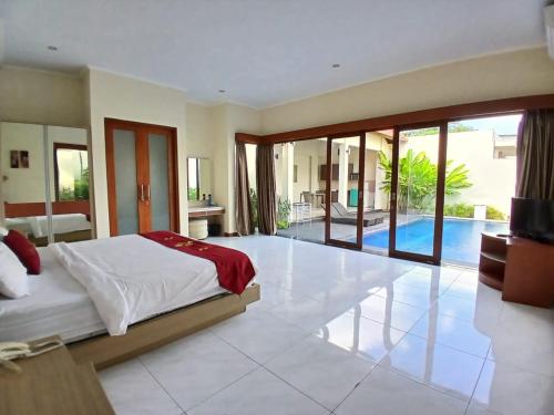 En eller flere senge i et værelse på Villa Putri in Seminyak Bali