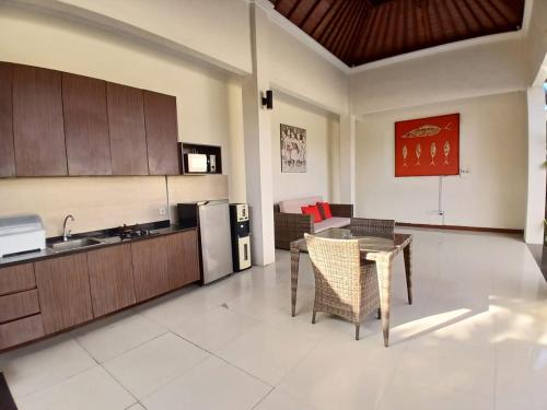 Køkken eller tekøkken på Villa Putri in Seminyak Bali