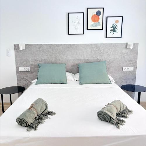 a bedroom with a large white bed with two pillows at Magnífico apartamento con vistas en Chayofa! Complejo Mirador del Atlántico in Chayofa