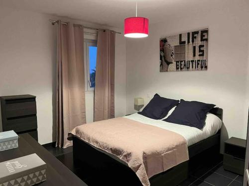 Ένα ή περισσότερα κρεβάτια σε δωμάτιο στο 2 pièces magnifique vue mer et montagne