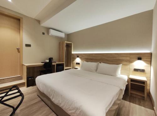 Postel nebo postele na pokoji v ubytování Nuvo Hotel