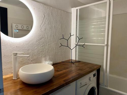 La salle de bains est pourvue d'un lavabo blanc et d'un lave-linge. dans l'établissement T3 vue port 200m de la plage 2 chambres avec garage, à Carnon-Plage