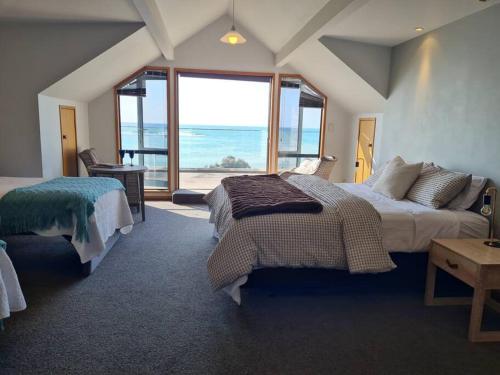 En eller flere senge i et værelse på Beachfront on Wanaka Terrace