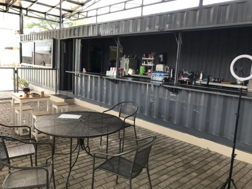 Ο χώρος του lounge ή του μπαρ στο Times Square Motel SYARIAH ONE