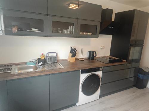 a kitchen with a sink and a washing machine at Work and Stay Attendorn 3 Schlafzimmer Neu Modernisiert Küche Bad Wohnzimmer Terrasse in Attendorn