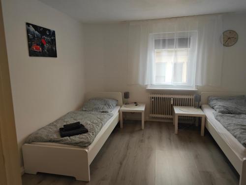 a bedroom with two beds and a window at Work and Stay Attendorn 3 Schlafzimmer Neu Modernisiert Küche Bad Wohnzimmer Terrasse in Attendorn