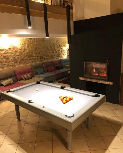 - un billard dans le salon doté d'une cheminée dans l'établissement Villa Baptiste Spa Sauna Billard Piano ping-pong baby-foot Piscine près de Bordeaux, à Cérons