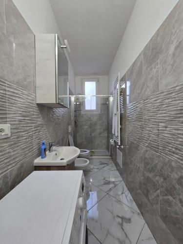 a bathroom with a sink and a toilet in it at Affitta camere Tra mari e monti in Cecina