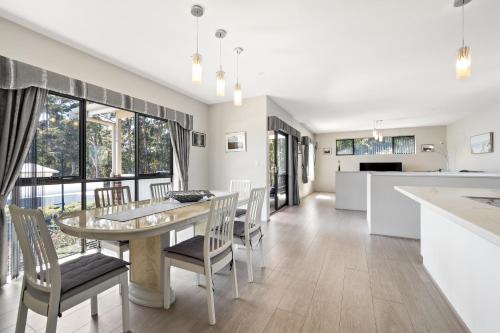 a kitchen and dining room with a table and chairs at Villa Dante - walk to town - brand new town house in Margaret River Town