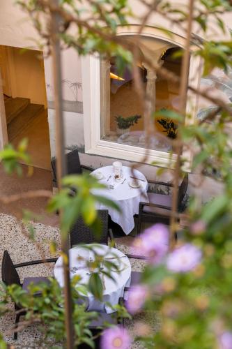 a table and chairs in a room with flowers at Kati`s Guesthouse-Zentral in Kaltern in Caldaro