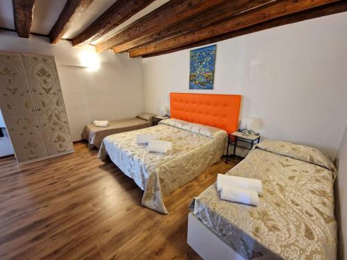 Llit o llits en una habitació de Ca Miracoli