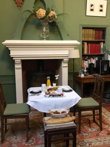 - une table dans le salon avec cheminée dans l'établissement Villa Maurice, à Cabourg