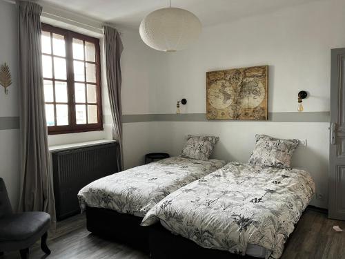 ein Schlafzimmer mit einem Bett und einem großen Fenster in der Unterkunft La maison du pont vieux - emplacement de parking gratuit - Proche Cité médiévale in Carcassonne