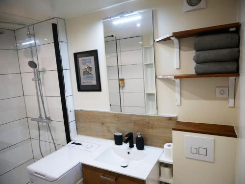 une salle de bain avec un lavabo blanc et une douche dans l'établissement Maison Moisan - studio 27m2 à Paris 6e, à Paris