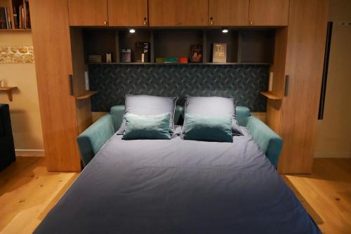 - un grand lit avec deux oreillers dans l'établissement Maison Moisan - studio 27m2 à Paris 6e, à Paris