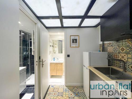 une cuisine avec une lucarne au plafond dans l'établissement Urban Flat 120 - Charming 3 bedroom Flat in Le Marais, à Paris