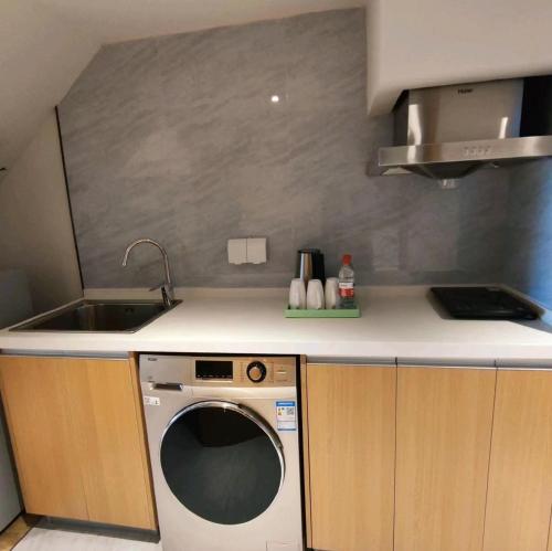 Kuchyň nebo kuchyňský kout v ubytování Zizaiju Serviced Apartment