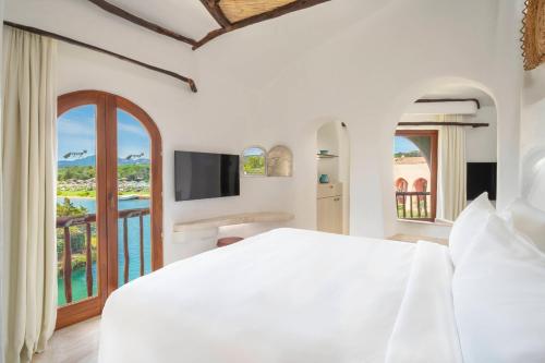 Una cama o camas en una habitación de Hotel Cala di Volpe, a Luxury Collection Hotel, Costa Smeralda