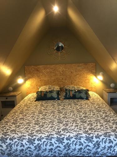 une chambre avec un grand lit dans une pièce dans l'établissement Le duplex de l ancienne forge, à Muhlbach-sur-Munster