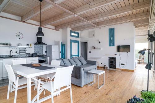 Una cocina y una sala de estar con mesa y sillas. en Urla Seaside House, en Ildir