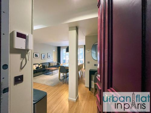 Cette chambre comprend un salon et une salle à manger. dans l'établissement Urban Flat 118 - Luxury 4 BDR Flat near Saint Germain, à Paris