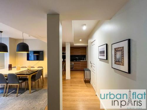 une salle à manger et une cuisine avec une table et des chaises dans l'établissement Urban Flat 118 - Luxury 4 BDR Flat near Saint Germain, à Paris
