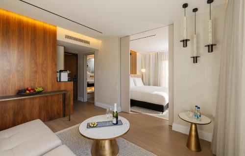 内坦亚Seanergy Boutique & Spa Hotel的客厅配有床、沙发和桌子