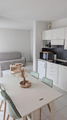 T2 ouvert à 5 min des plages, au calme, avec balcon et garage