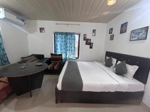 Postel nebo postele na pokoji v ubytování Casa calangute beach villa 4bhk