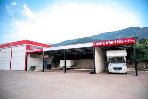 Pemandangan gunung umum atau pemandangan gunung yang diambil dari hotel